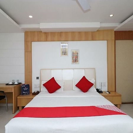 Oyo 5843 Hotel Yash Inn Mirzāpur Eksteriør billede